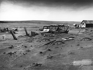 Illustration for article titled The Dangers Of The Dust Bowl Included Electrocution By Hug